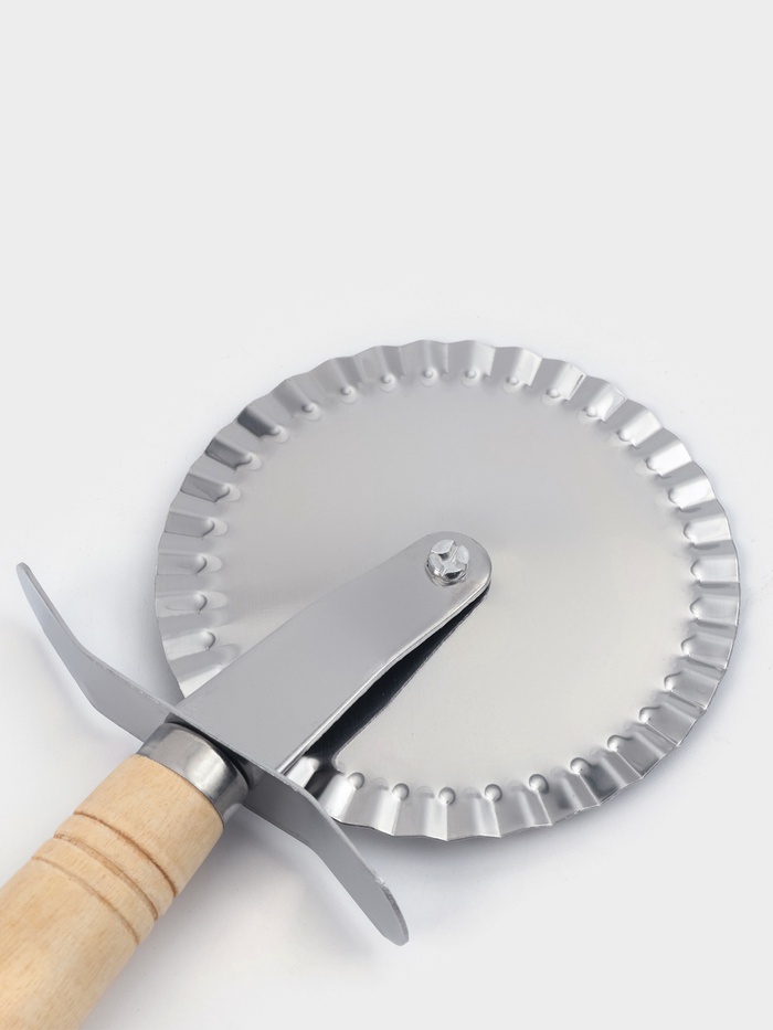 Нож для пиццы и теста 18,5см, ребристый, цвет бежевый "Классик"